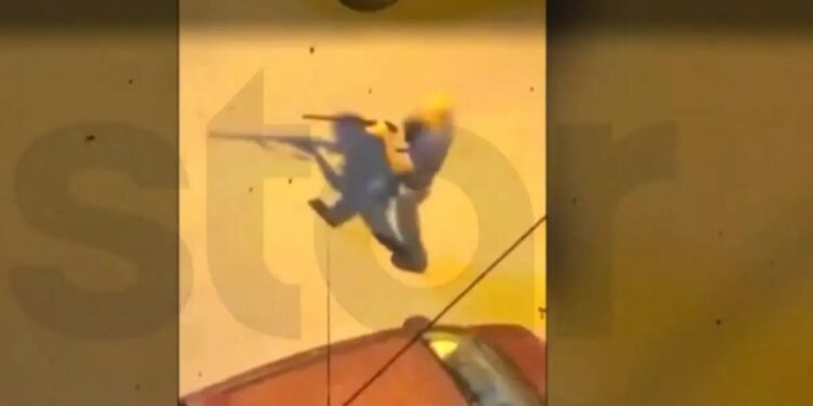 Alldaynews.gr Αδιανόητο: Κατέβηκε στο πάρκο με καραμπίνα και απείλησε νεαρούς γιατί έκαναν φασαρία – Βίντεο ντοκουμέντο