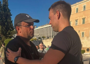 Τέμπη: Στο Σύνταγμα o Κασσελάκης για τον πατέρα του 22χρονου Ντένις Ρούτσι που κάνει απεργία πείνας