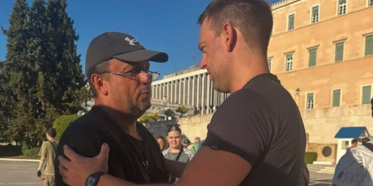 Alldaynews.gr Τέμπη: Στο Σύνταγμα o Κασσελάκης για τον πατέρα του 22χρονου Ντένις Ρούτσι που κάνει απεργία πείνας