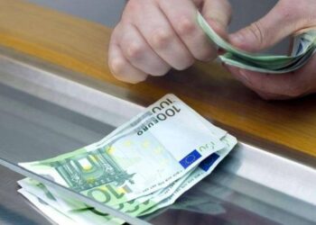 Καταθέσεις μετρητών στην τράπεζα: Ποια κίνηση μπορεί να σας φέρει αντιμέτωπους με έλεγχο – Πότε χτυπάει «καμπανάκι» στην εφορία
