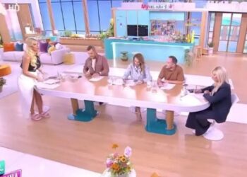 Κατερίνα Καινούργιου: H εγκυμοσύνη «μιλά», έβγαλε τα τακούνια και φόρεσε ροζ παντόλφες στο πλατό – «Δεν μπορώ! Συγγνώμη…»