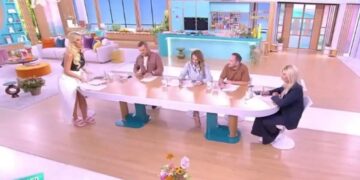 Κατερίνα Καινούργιου: H εγκυμοσύνη «μιλά», έβγαλε τα τακούνια και φόρεσε ροζ παντόλφες στο πλατό – «Δεν μπορώ! Συγγνώμη…»