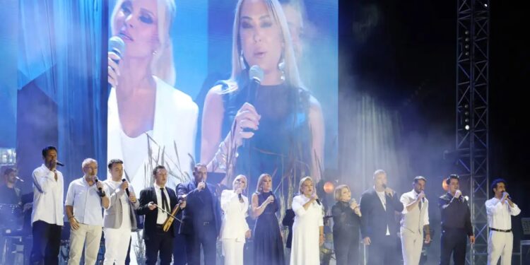 Στέλιος Καζαντζίδης: Πλήθος κόσμου και συγκίνηση στη μεγάλη συναυλία στο Καλλιμάρμαρο  – Δείτε φωτογραφίες