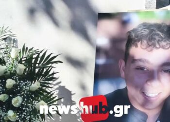 Σπαραγμός στην κηδεία του 17χρονου – Σε λευκό φέρετρο η σορός, μοίραζαν μπουμπουνιέρες