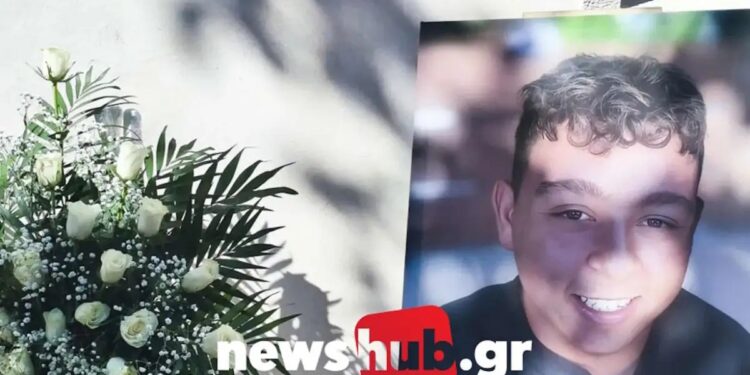 Alldaynews.gr Σπαραγμός στην κηδεία του 17χρονου – Σε λευκό φέρετρο η σορός, μοίραζαν μπουμπουνιέρες