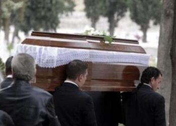 Σπαραγμός σε κηδεία: Πατέρας πέθανε ενώ κουβαλούσε το φέρετρο του γιου του