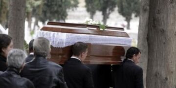 Σπαραγμός σε κηδεία: Πατέρας πέθανε ενώ κουβαλούσε το φέρετρο του γιου του