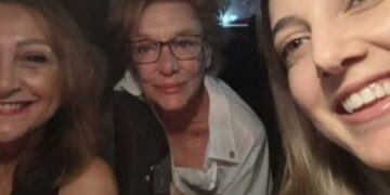 Alldaynews.gr Η Μάρω Κοντού ζήτησε από δύο γυναίκες να την πάρουν μαζί στο αυτοκίνητο λόγω της απεργίας των ταξί