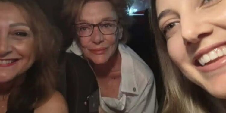 Alldaynews.gr Η Μάρω Κοντού ζήτησε από δύο γυναίκες να την πάρουν μαζί στο αυτοκίνητο λόγω της απεργίας των ταξί