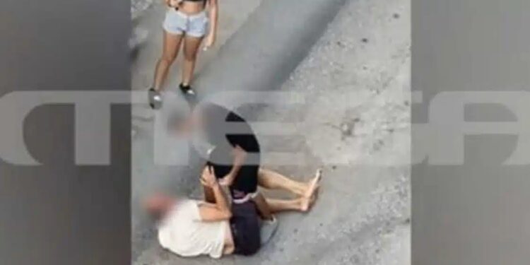 Alldaynews.gr 14χρονος ξυλοκόπησε 60χρονο στη μέση του δρόμου γιατί του έκανε παρατήρηση – Βίντεο ντοκουμέντο