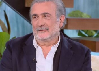 Λάκης Λαζόπουλος: «Η μάνα μου σε μια παράσταση έβγαλε φωτογραφία του νεκρού πατέρα μου, για να ακούσει κι εκείνος»