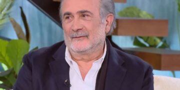 Alldaynews.gr Λάκης Λαζόπουλος: «Η μάνα μου σε μια παράσταση έβγαλε φωτογραφία του νεκρού πατέρα μου, για να ακούσει κι εκείνος»