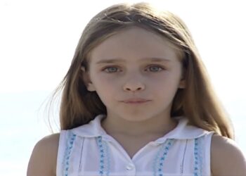 Από τη «Λένη» στη Λυρική σκηνή και το στιλ Μέριλιν Μονρόε: H μικρή «Όλια» του Mega είναι αγνώριστη 22 χρόνια μετά