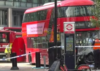 ΕΚΤΑΚΤΟ: Διώροφο λεωφορείο παρέσυρε πεζούς στο Λονδίνο – Αναφορές για πολλούς τραυματίες