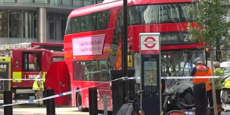 Alldaynews.gr ΕΚΤΑΚΤΟ: Διώροφο λεωφορείο παρέσυρε πεζούς στο Λονδίνο – Αναφορές για πολλούς τραυματίες