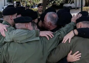 Συγκινητική στιγμή στη ΔΕΘ: Οι γονείς του αδικοχαμένου αρχιφύλακα Γιώργου Λυγγερίδη συναντούν τη διμοιρία του