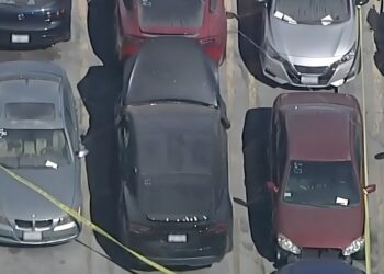 Θρίλερ με πτώμα που βρέθηκε σε παρατημένο Tesla – Το αυτοκίνητο ανήκει σε γνωστό τραγουδιστή