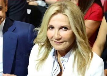 ΔΕΘ: Ντυμένη σαν γαλαζοαίματη – Η Μαρέβα με ολόλευκο κοστούμι, καφέ παπούτσια και τσάντα που έχουν ελάχιστες