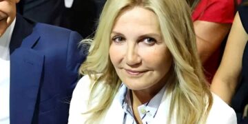 Alldaynews.gr ΔΕΘ: Ντυμένη σαν γαλαζοαίματη – Η Μαρέβα με ολόλευκο κοστούμι, καφέ παπούτσια και τσάντα που έχουν ελάχιστες