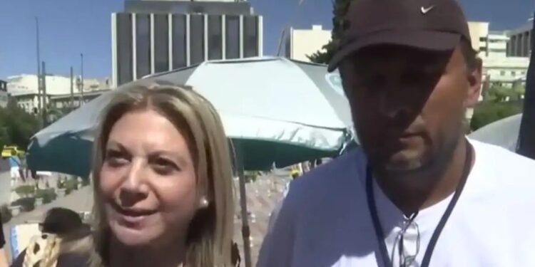 Η Μαρία Καρυστιανού στο πλευρό του Πάνου Ρούτσι στην απεργία πείνας: «Δεν ξέρουμε τι έχουμε θάψει»