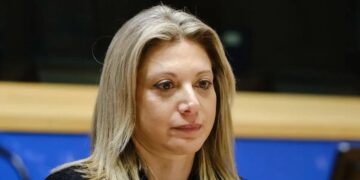 Alldaynews.gr Μαρία Καρυστιανού: «Έχουμε δικαίωμα στην εκταφή, τα οστά του παιδιού μου είναι δικά μου, όχι κρατική περιουσία»
