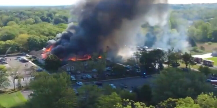Τραγωδία: Πυροβολισμοί και πυρκαγιά σε εκκλησία με πολλά θύματα – Νεκρός ο δράστης