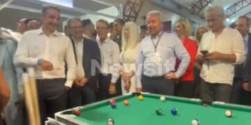 Alldaynews.gr Η βόλτα του Κυριάκου Μητσοτάκη στα περίπτερα της ΔΕΘ: Το μπιλιάρδο, η ερώτηση στο ΑΙ και ο διάλογος για το μπάσκετ – «Του δίναμε τις πάσες και έβαζε καλάθι»