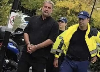 Βασίλης Μπισμπίκης: Η στιγμή που οδηγείται στην Ευελπίδων με χειροπέδες