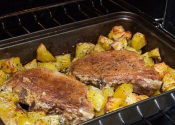 Συνταγή για χοιρινές μπριζόλες με πατάτες στον φούρνο