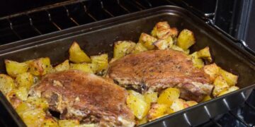 Συνταγή για χοιρινές μπριζόλες με πατάτες στον φούρνο