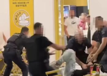 Σκηνές χάους με Ιταλούς τουρίστες στη Μύκονο – Αντιστάθηκαν στη σύλληψη και πλακώθηκαν με αστυνομικούς