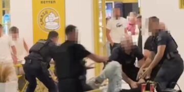 Alldaynews.gr Σκηνές χάους με Ιταλούς τουρίστες στη Μύκονο – Αντιστάθηκαν στη σύλληψη και πλακώθηκαν με αστυνομικούς