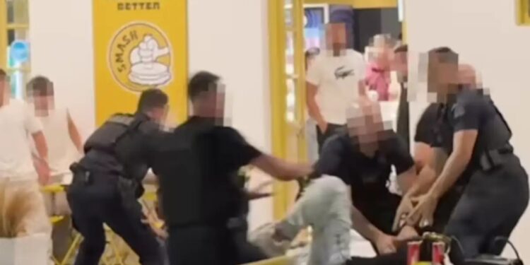 Alldaynews.gr Σκηνές χάους με Ιταλούς τουρίστες στη Μύκονο – Αντιστάθηκαν στη σύλληψη και πλακώθηκαν με αστυνομικούς