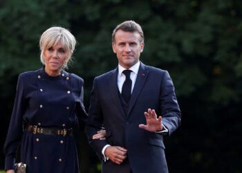 Οι Μακρόν στο δικαστήριο για να αποδείξουν ότι η Μπριζίτ γεννήθηκε γυναίκα – Καταθέτουν φωτογραφίες και επιστημονικά στοιχεία