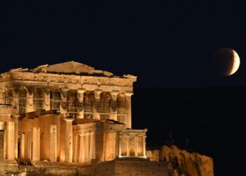 Ολική έκλειψη Σελήνης: Εντυπωσιακές εικόνες με το «ματωμένο» φεγγάρι