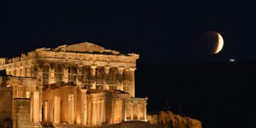 Alldaynews.gr Ολική έκλειψη Σελήνης: Εντυπωσιακές εικόνες με το «ματωμένο» φεγγάρι