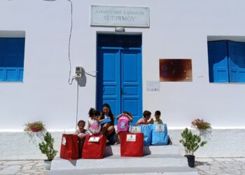 Ψέριμος: Χτύπησε ξανά το κουδούνι στο σχολείο ύστερα από 17 χρόνια – «Οι άνθρωποι που ζουν στο νησί είναι ήρωες» λέει συγκινημένη η δασκάλα