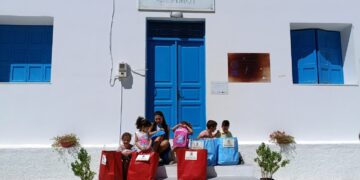 Alldaynews.gr Ψέριμος: Χτύπησε ξανά το κουδούνι στο σχολείο ύστερα από 17 χρόνια – «Οι άνθρωποι που ζουν στο νησί είναι ήρωες» λέει συγκινημένη η δασκάλα