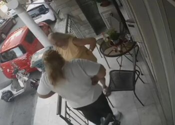 Η στιγμή που γυναίκα Ρομά αρπάζει αλυσίδα από τον λαιμό ηλικιωμένης – Δείτε βίντεο