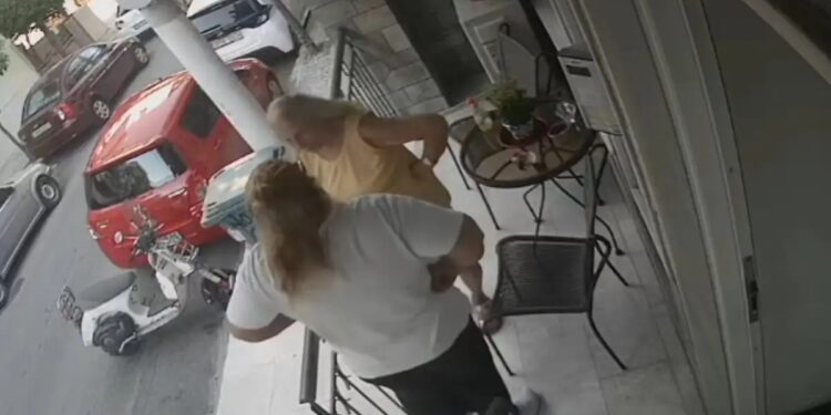 Alldaynews.gr Η στιγμή που γυναίκα Ρομά αρπάζει αλυσίδα από τον λαιμό ηλικιωμένης – Δείτε βίντεο