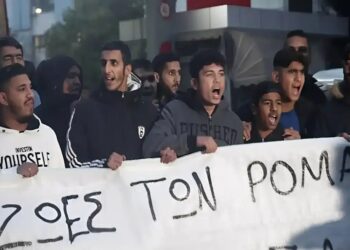 ΕΚΤΑΚΤΟ ΓΙΑ ΤΟΥΣ ΡΟΜΑ – ΘΕΛΟΥΝ ΝΑ ΚΑΤΕΒΟΥΝ ΣΤΟ ΣΥΝΤΑΓΜΑ ΓΙΑ ΔΙΑΔΗΛΩΣΗ