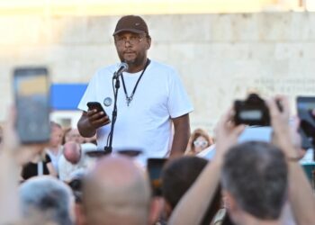 Η κραυγή του Πάνου Ρούτσι στο Σύνταγμα λύγισε το συγκεντρωμένο πλήθος: «Τι φοβούνται και δεν δίνουν άδεια για εκταφές;” (ΦΩΤΟ)