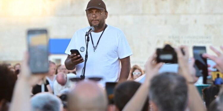 Η κραυγή του Πάνου Ρούτσι στο Σύνταγμα λύγισε το συγκεντρωμένο πλήθος: «Τι φοβούνται και δεν δίνουν άδεια για εκταφές;” (ΦΩΤΟ)