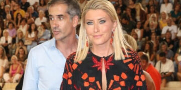 Σία Κοσιώνη – Κώστας Μπακογιάννης: Μαζί στο Καλλιμάρμαρο – Με μεταξωτό καφτάνι η δημοσιογράφος και αστραφτερό πεντικιούρ