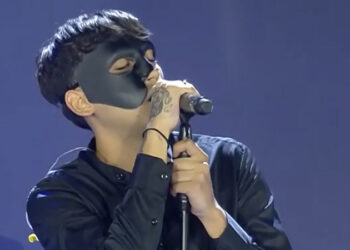 Στέλιος Καζαντζίδης: Ποιός ήταν ο μασκοφόρος που συγκλόνισε ερμηνεύοντας το «Όταν βλέπετε να κλαίω»