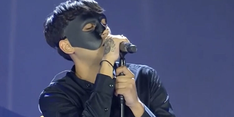 Alldaynews.gr Στέλιος Καζαντζίδης: Ποιός ήταν ο μασκοφόρος που συγκλόνισε ερμηνεύοντας το «Όταν βλέπετε να κλαίω»