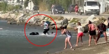 Alldaynews.gr Τουρμπίνες αεροσκάφους της Ryanair στη Σκιάθο «πέταξαν» βαλίτσες τουριστών στη θάλασσα – Δείτε βίντεο