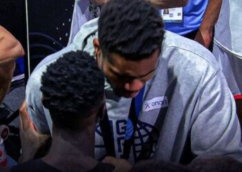 Η αγκαλιά του Σρέντερ με τον Αντετοκούνμπο – «Έχω μόνο σεβασμό για το πρόσωπό του», είπε ο Γερμανός για τον Greek Freak