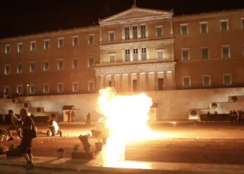 Alldaynews.gr Επεισόδια στο Σύνταγμα μετά τη συγκέντρωση για τα Τέμπη – Άγνωστοι πέταξαν μολότοφ – Διαδηλωτές πήραν στο κυνήγι τους κουκουλοφόρους