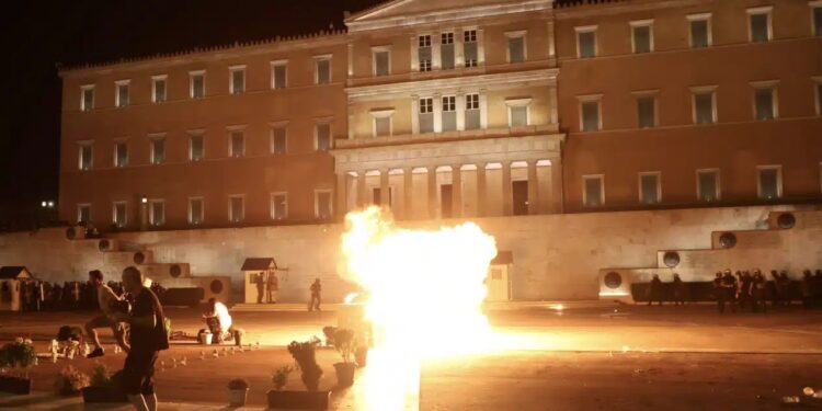 Alldaynews.gr Επεισόδια στο Σύνταγμα μετά τη συγκέντρωση για τα Τέμπη – Άγνωστοι πέταξαν μολότοφ – Διαδηλωτές πήραν στο κυνήγι τους κουκουλοφόρους